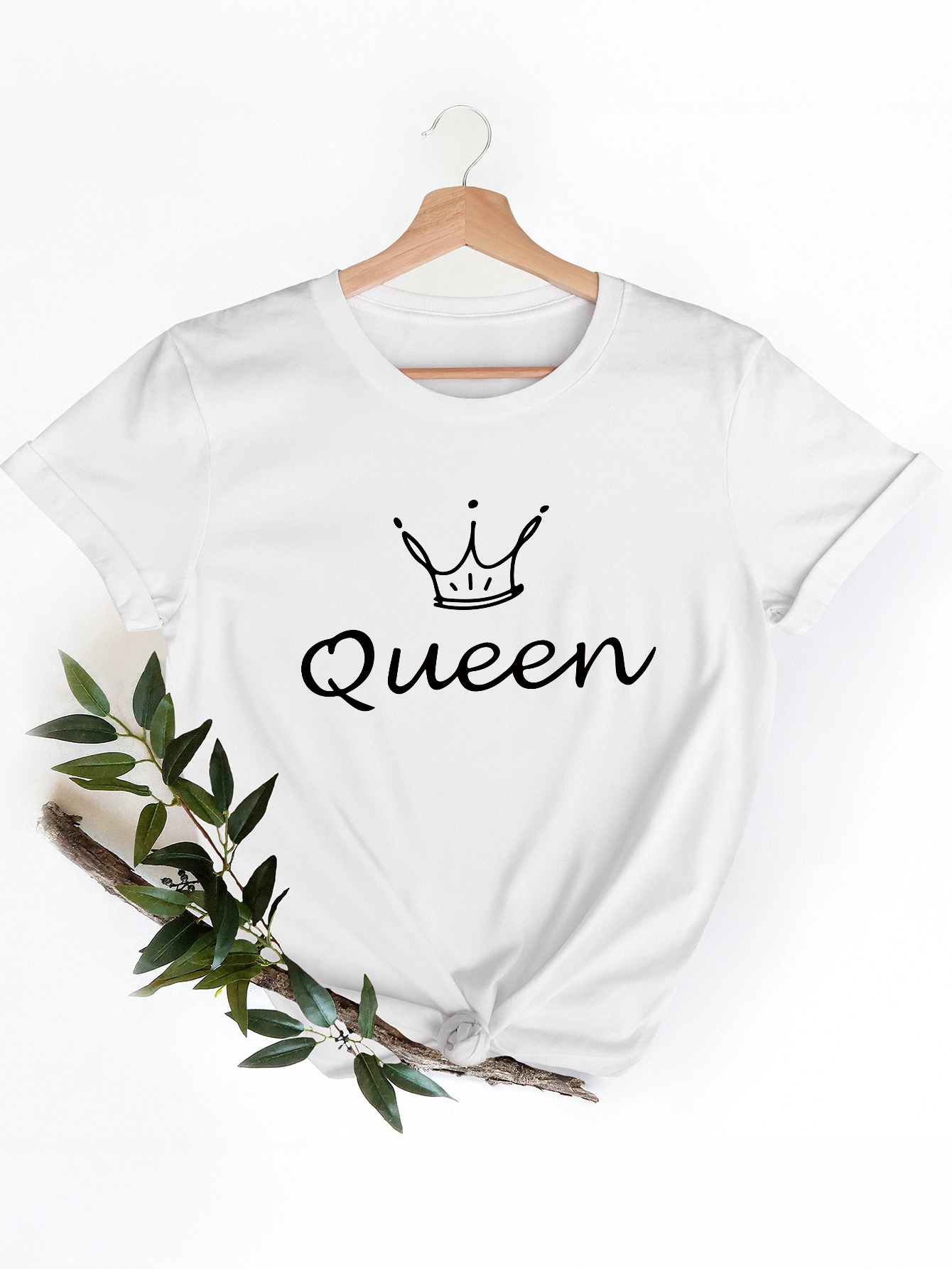 Camiseta Branca Feminina com E - Queen Street Fashion avaliação e preço